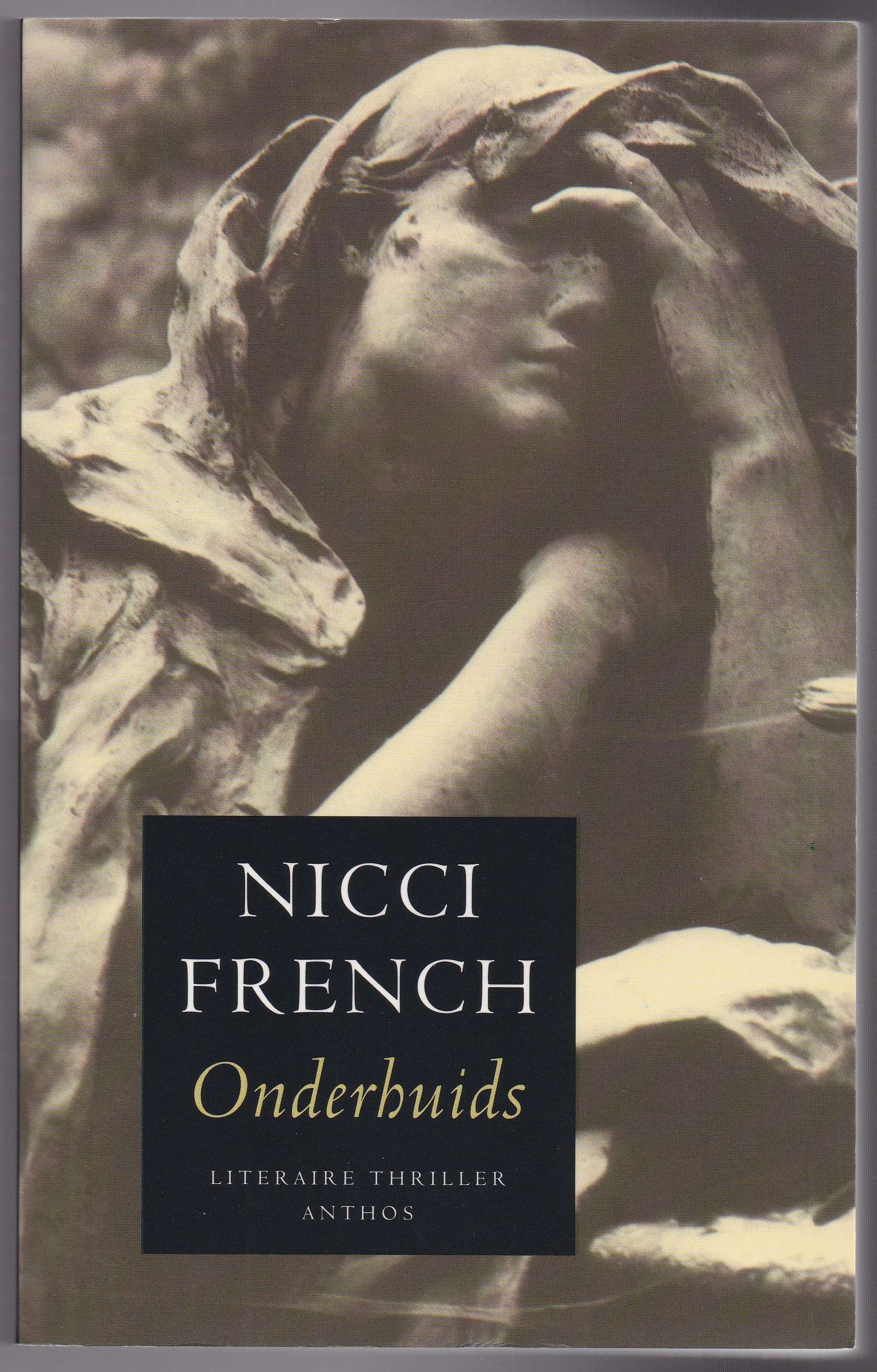 French, Nicci - Onderhuids. Literaire thriller. Vertaald door Molly van Gelder en Eelco Vijzelaar
