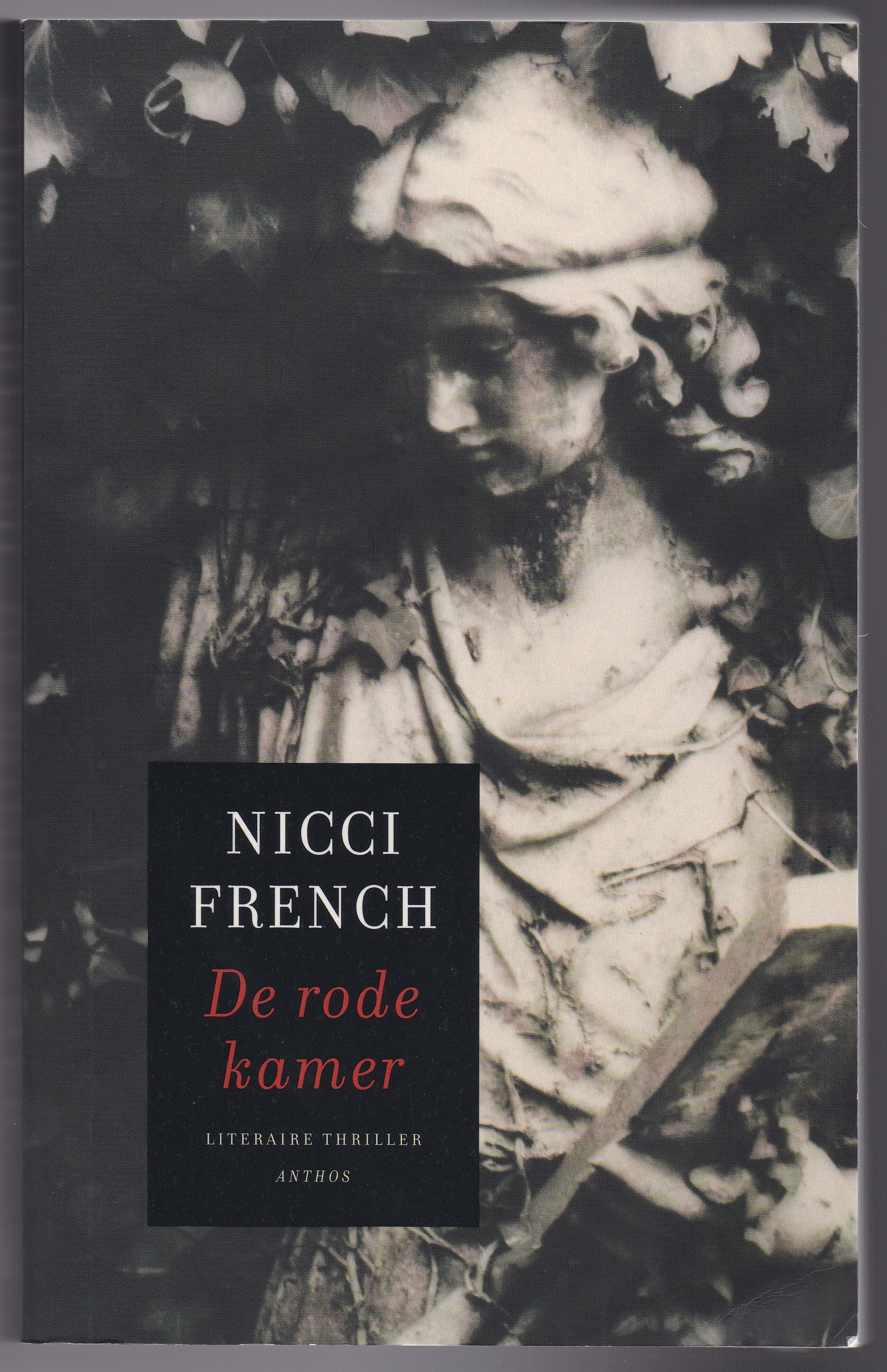 French, Nicci - De rode kamer. Literaire thriller. Vertaald door Molly van Gelder en Eelco Vijzelaar